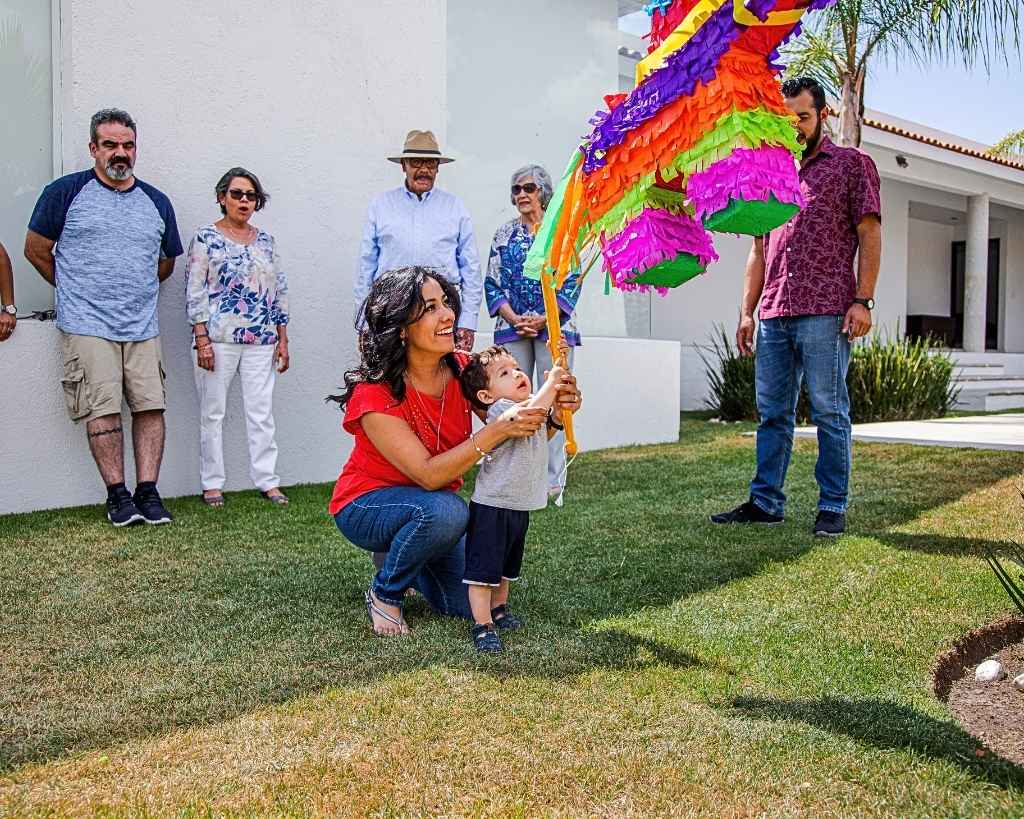 Pinata-Gender-Reveal-15-gender-reveal-ideas