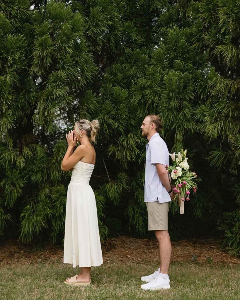 Blindfold-Bouquet-Surprise-for-minimalist-gender-reveal