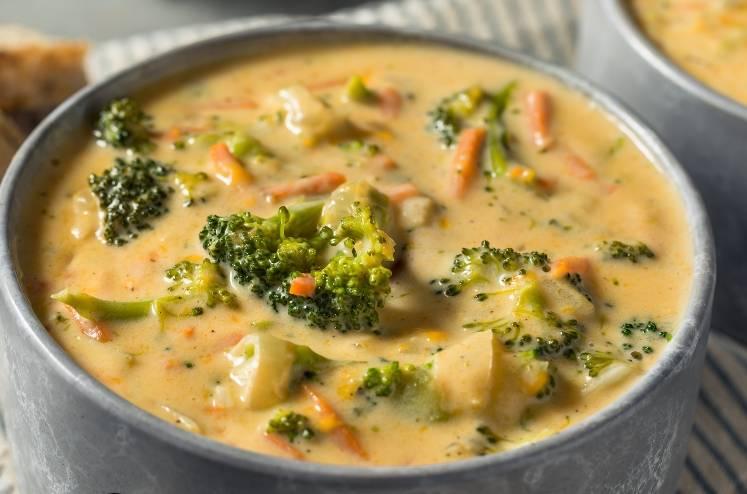 Vegan-broccoli-cheddar-soup