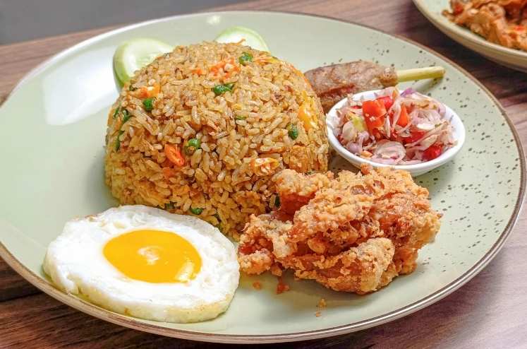 Vegetable-Fried-Rice-with-Eggs